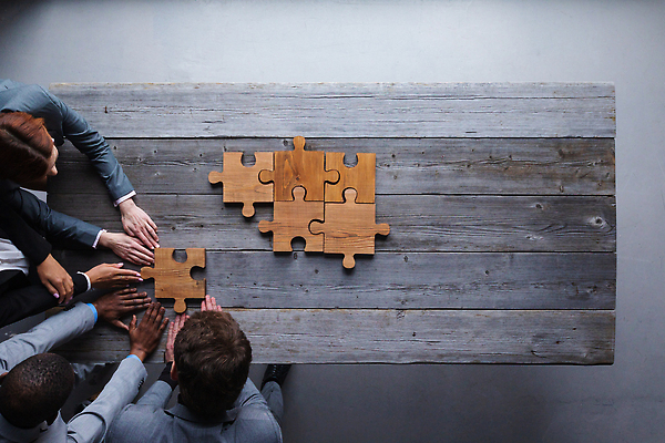 포토 JPG 해외이미지 직업 손 조각 컨셉 비즈니스 사업가 통신 부분 탁자 성공 협력 아이디어 함께함 사람 경기 여러명 목재 검은색 공백 게임 업무 비즈니스맨 퍼즐 그룹 계획 정상 연결 책상 각도 머리위 문제 해결 실행 지원 통일 해외202310 해외포토 나무 남자 스포츠 컬러 가구 다수 재료 놀이 신체부위 작업 직장인 파일형식