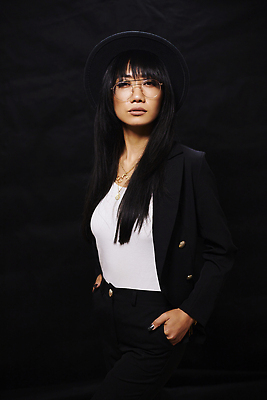 포토 JPG 해외이미지 모델 라이프스타일 옷 여자 행복 백그라운드 한명 사람 동양인 성인 뷰티 유행 우주 흰색 자신감 우아함 시원함 베트남 스타일 해외202310 해외포토 1 감정 컬러 컨셉 인종 생활 동남아시아 파일형식