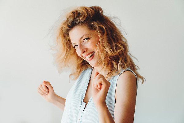 포토 JPG 해외이미지 백인 여자 여유 커피 거실 휴식 주택 실내 한명 미소 앉기 성인 컵 가로 스마트폰 소파 어둠 화목 기쁨 장비 잡기 차 야간 셀프카메라 담요 필름 착용 해외202310 해외포토 자연요소 서양인 1 식기 감정 음료 컨셉 의자 모션 표정 사람 내부 건물 핸드폰 스마트기기 사진촬영 파일형식