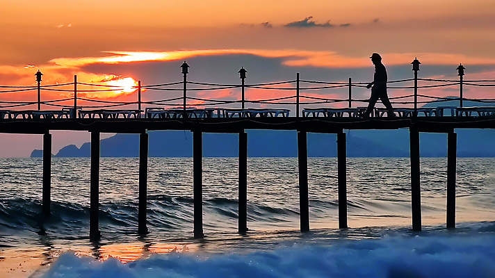 포토 JPG 해외이미지 남자 행복 실루엣 바다 여행 백그라운드 컨셉 오렌지 자연 하늘 휴가 휴식 사람 사람없음 야외 물 빛 태양 뷰티 여행객 걷기 일몰 저녁 넘어짐 혼자 수평선 해외202310 해외포토 자연요소 감정 과일 모션 촬영기법 노을 야간 생태계 파일형식