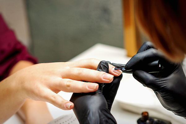 포토 JPG 해외이미지 손 여자 성인 두명 신체부위 잡기 손톱관리 매니큐어 위생장갑 네일샵 매니큐어바르기 성인여자만 해외202310 해외포토 장갑 모션 사람 상점 화장품 네일아트 여자만 성인만 파일형식