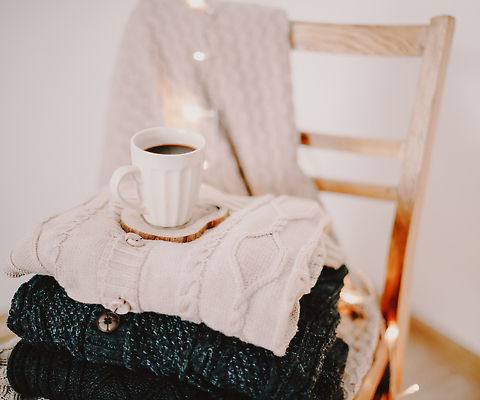 포토 JPG 해외이미지 라이프스타일 디자인 커피 음료 음식 백그라운드 컨셉 겨울 패턴 탁자 아침 휴가 주택 따뜻함 사랑 사람없음 내부 목재 장식 컵 빛 갈색 우주 침묵 카페 침실 방 흰색 뜨거움 플랫 달콤 아침식사 잡지 정상 스웨터 니트 아로마 위치 양모 스타일 힙스터 해외202310 해외포토 주간 나무 식기 계절 패션 감정 컬러 가구 상의 무늬 재료 건물 생활 간행물 상점 식사 소리 직물 맛 파일형식