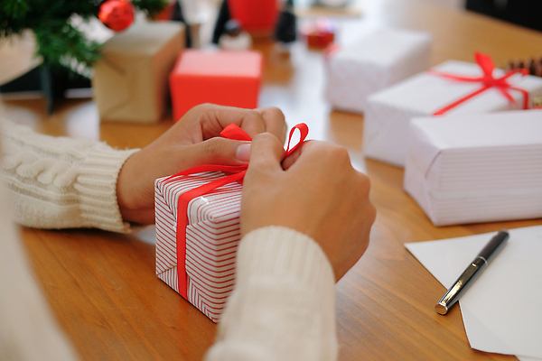 포토 JPG 해외이미지 나무 손 남자 행복 리본 종이 커피 크리스마스 겨울 탁자 휴가 선물 한명 목재 장식 컵 빨간색 상자 축제 축하 인사 스웨터 활 준비 크리스마스이브 포장소품 해외202310 해외포토 식물 1 식기 계절 기념일 감정 음료 컬러 가구 컨셉 상의 재료 포장 사람 신체부위 예절 오브젝트 포장재료 파일형식