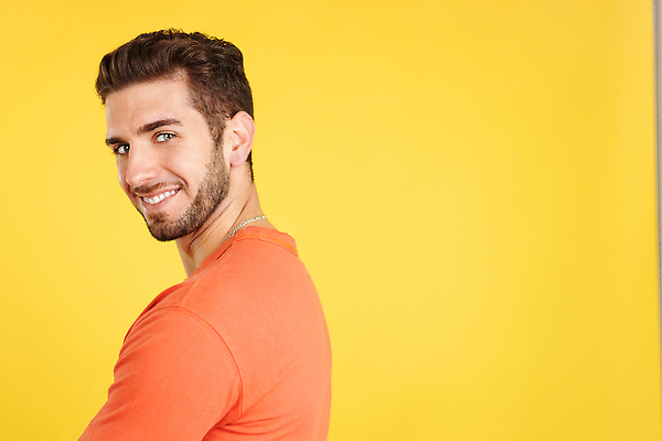 포토 JPG 해외이미지 백인 학생 웰빙 응시 행복 포즈 성공 실내 한명 서기 미소 웃음 상반신 20대 캐주얼 뷰티 믿음 침묵 성장 표현 닫기 구부린 결심 스마트 만족 회전 심플 긍정 개성 노란배경 심각 정중 카피스페이스 밀레니얼 해외202310 해외포토 서양인 1 시선 옷 감정 백그라운드 컨셉 모션 표정 사람 청년 내부 경제 노란색 소리 공백 파일형식