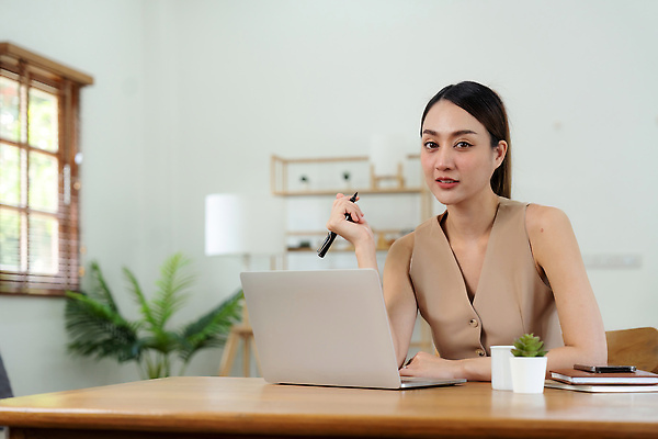 포토 JPG 해외이미지 직업 학생 라이프스타일 여자 행복 인터넷 비즈니스 사업가 통신 태국 주택 직장 한국 실내 한명 미소 사람 앉기 동양인 성인 노트북 컴퓨터 사무실 뷰티 일본 공책 중국 방 타이핑 업무 작업 비즈니스우먼 종업원 사이버 책상 온라인 프리랜서 해외202310 해외포토 1 감정 아시아 가구 회사 모션 문구용품 표정 인종 내부 건물 생활 전자제품 직장인 파일형식
