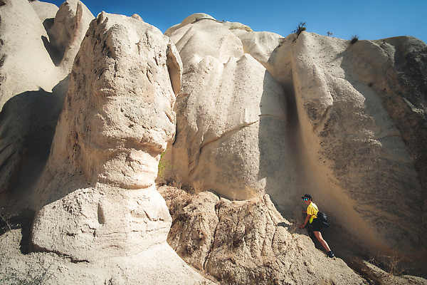 포토 JPG 해외이미지 여행 자연 휴가 산 카파도키아 사람없음 야외 햇빛 태양 여행객 맑음 트래킹 하이킹 시골 체험 동굴 땅 언덕 호기심 장면 사암 칠면조 내추럴 랜드마크 전국 지질학 특별함 하이커 튀르키예 해외202310 해외포토 자연요소 교육 감정 아시아 컨셉 조류 레저 날씨 사람 돌_바위 생태계 파일형식