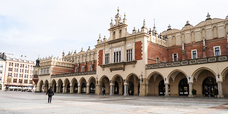 포토 JPG 해외이미지 외관 유럽 종교 문화 여행 백그라운드 건축양식 벽돌 거리 사람없음 건물 도시풍경 성당 교회 여행객 탑 도시 홀 중세 역사 시장 메인 정사각형 광택 타운 폴란드 천연기념물 고딕 구시가지 랜드마크 바로크 바실리카 옛날 전국 크라쿠프 해외202310 해외포토 도형 건축물 건축 나라 종교건축 사람 풍경 공간 파일형식