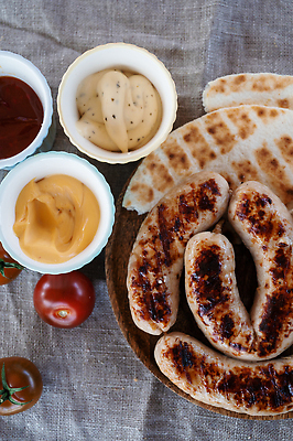 포토 JPG 해외이미지 그릇 토마토 사람없음 소시지 구이 해외202310 해외포토 식기 음식 채소 가공식품 파일형식