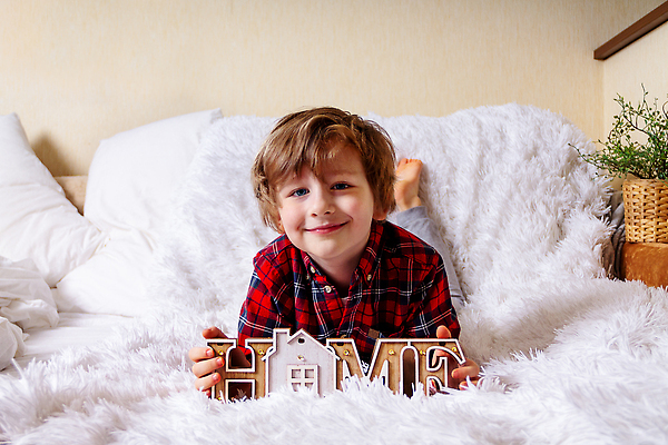 포토 JPG 해외이미지 백인 어린이 컨셉 텍스트 가정 침구 휴식 거리 주택 실내 따뜻함 경고 한명 소년 목재 단어 글로벌 약 침실 흰색 침대 잠 메시지 바이러스 보호 질병 담요 예방 고립 위기 전염병 코로나바이러스 안락 해외202310 해외포토 서양인 나무 문자 1 남자 컬러 가구 재료 의학 사람 내부 건물 파일형식