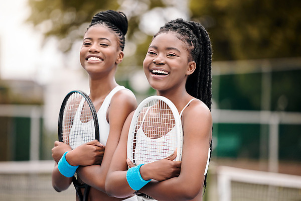 포토 JPG 해외이미지 여자 상반신 성인 야외 두명 테니스 테니스라켓 테니스장 감싸기 테니스복 성인여자만 해외202310 해외포토 스포츠시설 모션 사람 운동복 구기 라켓 여자만 성인만 파일형식