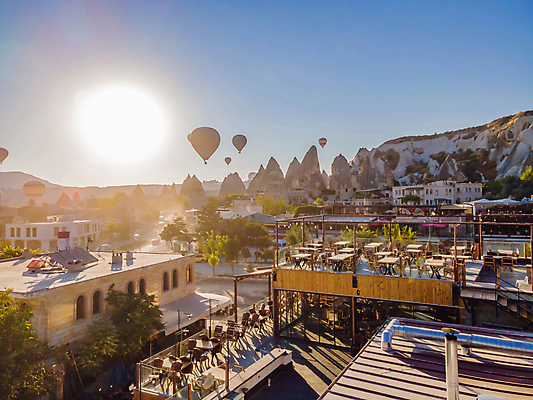 포토 JPG 해외이미지 나무 여행 사람없음 야외 건물 햇빛 열기구 돌산 야외테라스 튀르키예 해외202310 해외포토 식물 건축물 아시아 항공교통 산 태양 발코니 파일형식