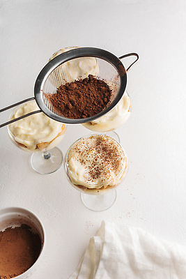 포토 JPG 해외이미지 전통 접시 커피 음식 디저트 치즈 요리 설명 사람없음 쿠키 과자 케이크 주방 초콜릿 이탈리아 흰색 대접 사발 달콤 커피잔 설탕 굽기 크림 준비 만들기 레시피 칼로리 성분 방법 카카오 크림치즈 페스츄리 핸드메이드 티라미수 맛있는 해외202310 해외포토 식기 유럽 음료 빵 컬러 모션 잔 유제품 사기그릇 맛 구이 파일형식