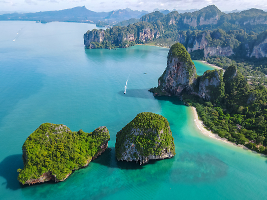 포토 JPG 해외이미지 아시아 모래 바다 섬 여행 태국 자연 하늘 휴가 산 안테나 사람없음 야외 파란색 맑음 만 보트 휴양지 석호 항공촬영 드론 석회암 안다만 이국적 터키석 파라다이스 해외202310 해외포토 나라 뷰포인트 컬러 배_교통 통신 날씨 장소 암석 보석 생태계 파일형식