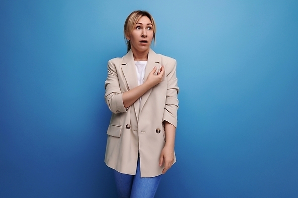 포토 JPG 해외이미지 백인 모델 여자 행복 감정 얼굴 백그라운드 아이디어 실내 한명 서기 30대 금발 사무실 뷰티 유행 라벨 귀여움 믿음 재킷 백발 흰색 표현 크림 긍정 쇼 시범 제안 스타일 카피스페이스 밀레니얼 해외202310 해외포토 서양인 1 헤어스타일 컬러 컨셉 비즈니스 모션 프레임 사람 내부 신체부위 장년 경제 공백 외투 파일형식