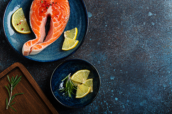 포토 JPG 해외이미지 접시 사람없음 하이앵글 레몬 나무쟁반 연어스테이크 연어요리 해외202310 해외포토 식기 음식 뷰포인트 과일 쟁반 스테이크 목재 연어 파일형식