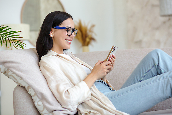 포토 JPG 해외이미지 백인 라이프스타일 응시 여자 행복 통신 모바일 휴식 주택 실내 대화 한명 미소 사람 스마트폰 핸드폰 쇼핑 소파 독서 흐름 관찰 잡기 메시지 어플리케이션 연결 사이버 고객 스마트 확인 온라인 리빙 동영상 소셜 셀룰러 해외202310 해외포토 서양인 1 시선 감정 컨셉 의자 모션 표정 말하기 내부 건물 생활 전자제품 스마트기기 파일형식