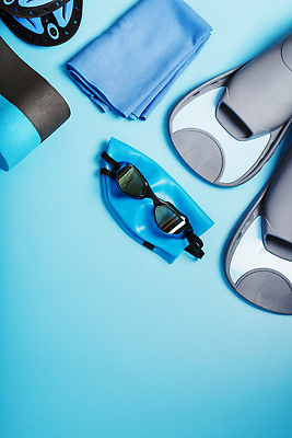 포토 JPG 해외이미지 사람없음 파란색 수건 물안경 오리발 수영모 카피스페이스 해외202310 해외포토 컬러 위생용품 공백 수영용품 파일형식