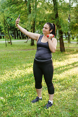 포토 JPG 해외이미지 백인 라이프스타일 웰빙 여자 스포츠 포즈 신체 다이어트 요가 자연 갈색머리 건강 한명 야외 스마트폰 운동 숫자 에너지 몸무게 셀프카메라 비만 집중 연습 명상 긍정 치수 바디케어 필라테스 아사나자세 해외202310 해외포토 서양인 문자 1 헤어스타일 컨셉 사람 생활 핸드폰 스마트기기 사진촬영 요가자세 몸매 생태계 파일형식