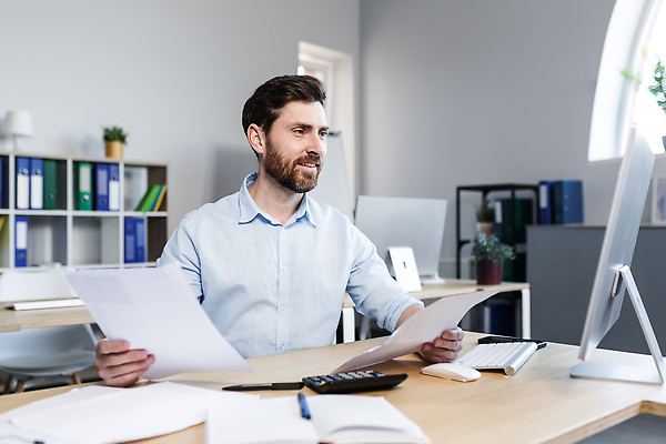 포토 JPG 해외이미지 백인 직업 라이프스타일 남자 회사 비즈니스 탁자 성공 직장 한명 사람 앉기 금융 컴퓨터 사무실 거래 정보 타이핑 잡기 업무 비즈니스맨 자신감 종업원 사이버 스마트 책상 보고서 경영자 문서 업무과다 멀리 평가 온라인 계좌 마감 분석가 심각 정중 프리랜서 해외202310 해외포토 서양인 1 감정 가구 컨셉 모션 생활 경제 전자제품 작업 직장인 리더 파일형식