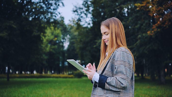 포토 JPG 해외이미지 학생 라이프스타일 디자인 공원 여자 행복 인터넷 통신 자연 거리 한명 사람 앉기 성인 야외 초록색 컴퓨터 독서 뷰티 알약 유행 디지털 중국 산책 타이핑 도시 어플리케이션 디자이너 예술가 히스패닉 온라인 UI 네트워킹 해외202310 해외포토 직업 1 공공시설 감정 아시아 컬러 모션 휴식 생활 전자제품 약 네트워크 생태계 파일형식