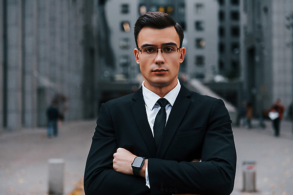 포토 JPG 해외이미지 응시 남자 안경 한명 정장 상반신 성인 앞모습 팔짱 도시 직장인 비즈니스맨 스마트 스마트워치 성인남자한명만 해외포토 직업 1 시선 잡화 옷 뷰포인트 컨셉 비즈니스 모션 사람 스마트기기 웨어러블 남자한명만 성인남자만 파일형식