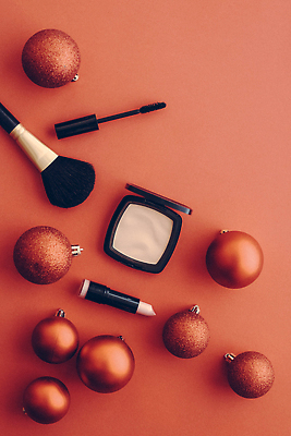 포토 JPG 해외이미지 사람없음 하이앵글 주황색 화장품 오브젝트 메이크업브러쉬 오너먼트 카피스페이스 해외202310 해외포토 뷰포인트 컬러 크리스마스장식 뷰티 공백 붓 파일형식
