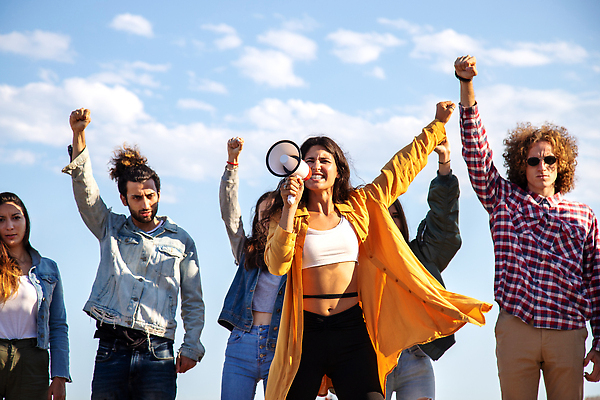 포토 JPG 해외이미지 주간 백인 이동 컨셉 응원 사람 손짓 여러명 야외 확성기 힘 외침 분노 용기 메시지 변화 좌절 결심 민주주의 주기 싸움 오르기 커뮤니티 목소리 반항 기후변화 비명 소셜 운동가 통일 평등 항의 해외202310 해외포토 자연요소 서양인 그릇 감정 다수 모션 날씨 소리 파일형식