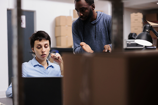 포토 JPG 해외이미지 백인 여자 남자 흑인 노동자 실내 상반신 성인 두명 앞모습 상자 가리킴 작업 물류창고 성인만 해외202310 해외포토 서양인 직업 뷰포인트 사람 손짓 내부 창고 파일형식
