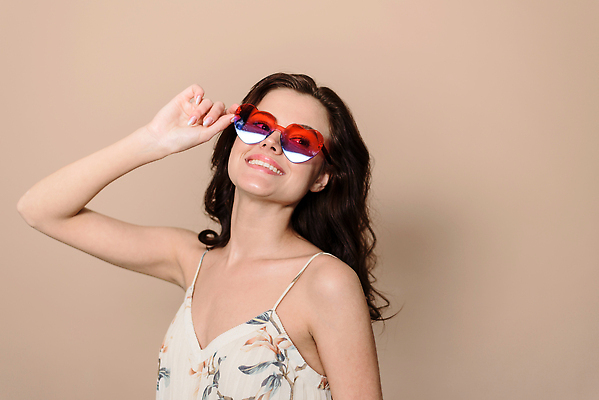 포토 JPG 해외이미지 백인 모델 라이프스타일 응시 드레스 옷 여자 행복 감정 안경 얼굴 컬러 백그라운드 휴가 실내 한명 사람 성인 선글라스 뷰티 유행 귀여움 기쁨 표현 우아함 시원함 긍정 고립 스타일 해외202310 해외포토 서양인 1 시선 잡화 컨셉 내부 생활 신체부위 파일형식