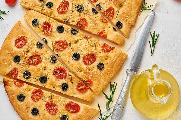 포토 JPG 해외이미지 전통 조각 토마토 피자 사람없음 나이프 이탈리아음식 올리브오일 올리브 로즈메리 포카치아 종이호일 해외202310 해외포토 식기 열매 빵 채소 패스트푸드 서양음식 칼 기름_음식 허브 파일형식