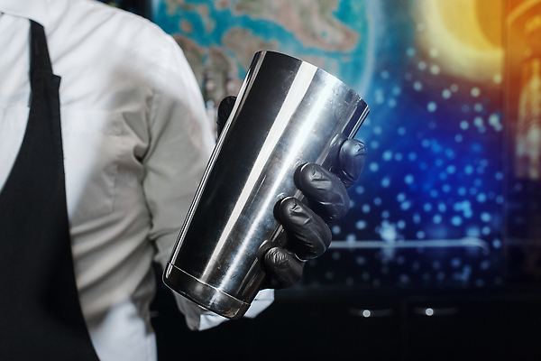 포토 JPG 해외이미지 남자 장갑 한명 들기 정장 상반신 성인 바텐더 쉐이커 성인남자한명만 해외202310 해외포토 1 잡화 옷 모션 사람 남자한명만 성인남자만 파일형식