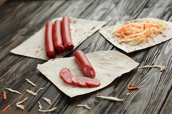 포토 JPG 해외이미지 단면 사람없음 당근 소시지 지저분함 양배추 슬라이스 케밥 양배추샐러드 나무배경 해외202310 해외포토 음식 백그라운드 채소 뿌리채소 샐러드 감각 가공식품 파일형식