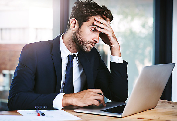 포토 JPG 해외이미지 남자 창문 스트레스 피곤 한명 앉기 상반신 성인 노트북 사무실 펜 기댐 졸음 책상 문서 성인남자한명만 해외202310 해외포토 1 감정 가구 컨셉 비즈니스 모션 사람 전자제품 필기구 남자한명만 성인남자만 파일형식