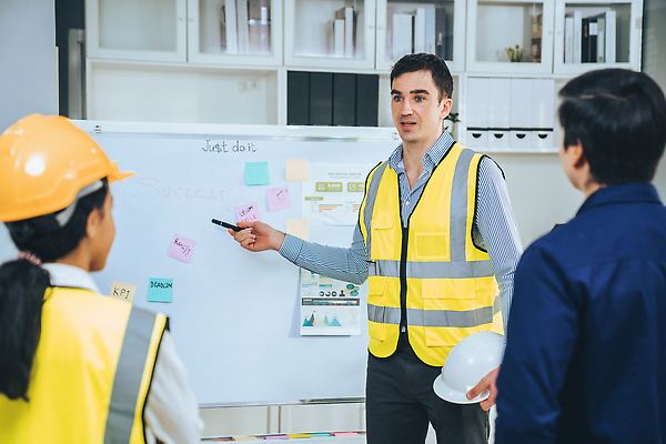 포토 JPG 해외이미지 여자 남자 회의 협력 책장 상반신 성인 옆모습 세명 사무실 직장인 엔지니어 안전모 화이트보드 안전조끼 성인만 해외202310 해외포토 직업 뷰포인트 가구 비즈니스 사람 기술자 헬멧 안전장비 파일형식