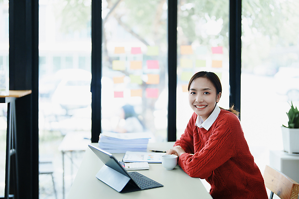 포토 JPG 해외이미지 손 여자 종이 백그라운드 컨셉 비즈니스 그래프 설계 한명 성인 가로 금융 경제 노트북 컴퓨터 사무실 펜 저축 계산기 성장 잡기 작업 비즈니스우먼 계산 계획 명상 보고서 준비 문서 투자 수익 대출 빚 세금 예산 환불 비용 해외202310 해외포토 1 모션 문구용품 사람 신체부위 전자제품 필기구 장비 직장인 파일형식