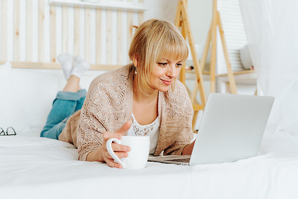 포토 JPG 해외이미지 식물 라이프스타일 옷 여자 꽃 얼굴 커피 인터넷 비즈니스 통신 성공 회의 아파트 주택 실내 한명 미소 사람 성인 내부 목재 노트북 빛 컴퓨터 소파 사무실 유행 방 머그컵 침대 작업 이메일 차 긍정 해외202310 해외포토 나무 1 음료 가구 컨셉 의자 재료 표정 건물 생활 신체부위 컵 전자제품 파일형식