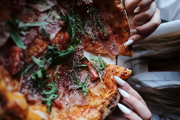 포토 JPG 해외이미지 음식 토마토 치즈 피자 요리 사람없음 식사 저녁식사 맛 점심식사 루꼴라 입가심 핸드메이드 맛있는 프로슈토 해외202310 해외포토 컨셉 채소 유제품 패스트푸드 서양음식 햄 파일형식