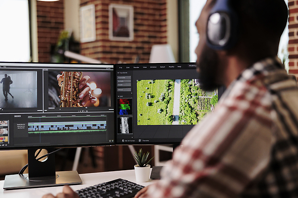 포토 JPG 해외이미지 남자 화분 벽돌 실내 한명 상반신 성인 그래픽 모니터 키보드 그래픽디자이너 성인남자한명만 영상편집 해외202310 해외포토 1 사람 내부 컴퓨터 디자이너 남자한명만 성인남자만 파일형식