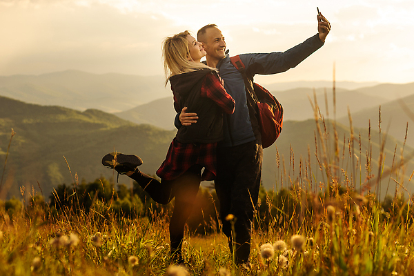 포토 JPG 해외이미지 전신 커플 여자 남자 행복 실루엣 여행 허리손 배낭 하늘 휴가 함께함 들기 성인 야외 두명 옆모습 스마트폰 일몰 하이킹 풀잎 셀프카메라 다리들기 하이커 성인만 해외202310 해외포토 감정 뷰포인트 포즈 컨셉 잎 가방 관계 모션 레저 촬영기법 사람 핸드폰 스마트기기 노을 사진촬영 풀_식물 파일형식