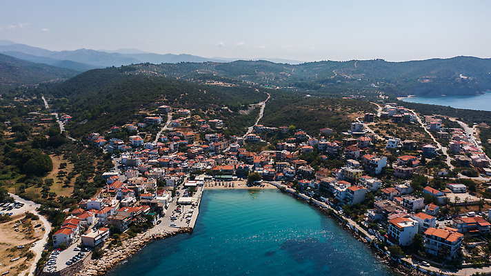 포토 JPG 해외이미지 나무 유럽 도로 모래 바다 섬 여행 백그라운드 우산 자연 지붕 휴가 안테나 해변 사람없음 건물 초록색 물 여름 흰색 만 군중 지중해 그리스 정사각형 석호 그리스인 항공촬영 드론 랜드마크 조감도 터키석 수평선 해외202310 해외포토 자연요소 도형 서양인 식물 건축물 계절 나라 길 뷰포인트 컬러 통신 교통시설 사람 보석 생태계 파일형식