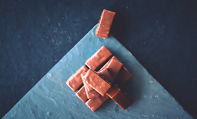 포토 JPG 해외이미지 조각 디저트 사람없음 파란색 하이앵글 갈색 초콜릿 돌판 해외포토 음식 뷰포인트 컬러 돌_바위 파일형식