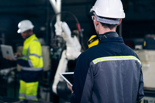 포토 JPG 해외이미지 남자 산업 공장 노동자 작업복 들기 상반신 성인 두명 뒷모습 아웃포커스 태블릿 기계 과학기술 작업 엔지니어 안전모 성인남자만 해외202310 해외포토 직업 옷 뷰포인트 공업 모션 기술 촬영기법 사람 전자제품 스마트기기 기술자 헬멧 안전장비 남자만 성인만 파일형식