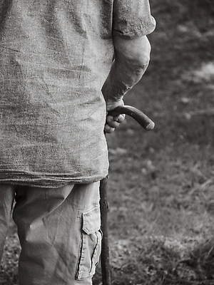 포토 JPG 해외이미지 백인 라이프스타일 남자 손가락 가정 모션 자연 지팡이 건강 한명 사람 앉기 운동 걷기 힘 산책 트래킹 하이킹 고통 잡기 도움 막대기 주름 은퇴 서비스 관절염 장애 노화 해외202310 해외포토 서양인 1 손 감정 컨셉 레저 휴식 생활 질병 생태계 파일형식