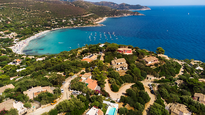 포토 JPG 해외이미지 유럽 모래 바다 섬 여행 하늘색 자연 하늘 휴가 휴식 등대 안테나 파노라마 사람없음 야외 물 파란색 태양 뷰티 여행객 맑음 이탈리아 만 지중해 언덕 석호 터키석 파라다이스 수평선 해외202310 해외포토 자연요소 나라 컬러 컨셉 통신 날씨 촬영기법 사람 보석 생태계 파일형식
