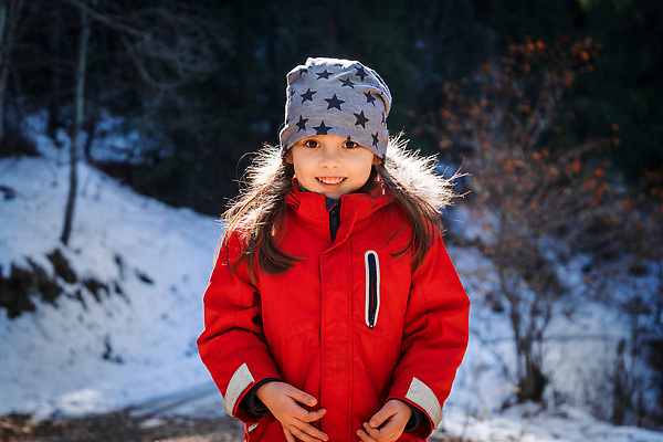 포토 JPG 해외이미지 백인 라이프스타일 공원 행복 어린이 여행 겨울 자연 놀이 산 한명 야외 뷰티 산책 하이킹 숲 화창 해외202310 해외포토 서양인 1 계절 공공시설 감정 레저 날씨 휴식 사람 생활 생태계 파일형식