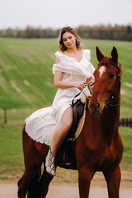 포토 JPG 해외이미지 전신 드레스 여자 한명 앉기 성인 야외 말_동물 승마 성인여자한명만 해외202310 해외포토 1 옷 스포츠 포유류 모션 사람 여자한명만 성인여자만 파일형식