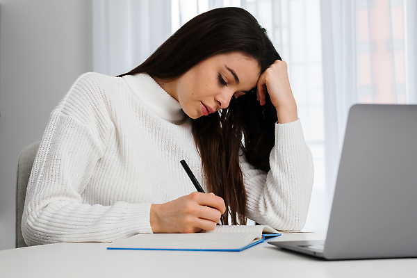 포토 JPG 해외이미지 학생 라이프스타일 여자 교육 인터넷 통신 학교 회의 한명 앉기 노트북 학습 컴퓨터 독서 쪽지 시험 가르침 서핑 계획 연결 강의 무선전화기 스마트 준비 대학교 온라인쇼핑 멀리 온라인 동영상 이러닝 채팅 프리랜서 밀레니얼 웨비나 해외202310 해외포토 직업 1 컨셉 비즈니스 모션 사람 생활 경제 전자제품 쇼핑 수상스포츠 전화기 세미나 파일형식 언택트