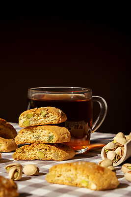 포토 JPG 해외이미지 단면 잔 바닥 사람없음 쌓기 쿠키 체크무늬 주걱 피스타치오 홈메이드 비스코티 비건 해외202310 해외포토 식기 빵 무늬 모션 주방용품 디저트 견과류 만들기 채식주의자 파일형식