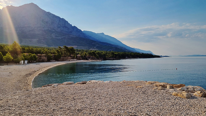 포토 JPG 해외이미지 유럽 바다 컬러 섬 여행 백그라운드 자연 하늘 휴가 휴식 파노라마 풍경 사람없음 야외 초록색 물 여름 파란색 뷰티 일출 맑음 광선 조약돌 바위 전원 만 지중해 휴양지 장면 크로아티아 터키석 수평선 해외202310 해외포토 자연요소 계절 나라 컨셉 날씨 촬영기법 노을 장소 돌_바위 전기에너지 보석 생태계 파일형식
