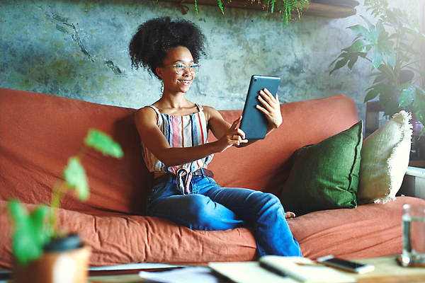 포토 JPG 해외이미지 직업 라이프스타일 여자 물결 인터넷 비즈니스 청소년 아파트 주택 아이디어 갈색머리 한명 사람 20대 성인 취미 컴퓨터 소파 태블릿 뷰티 디지털 업무 비즈니스우먼 계획 연결 무선전화기 와이파이 온라인 남아프리카 영상통화 터치스크린 프리랜서 화상통화 여자한명만 해외202310 해외포토 1 헤어스타일 컨셉 의자 아프리카 청년 건물 생활 전자제품 스마트기기 작업 직장인 전화기 무선인터넷 통화 여자만 파일형식